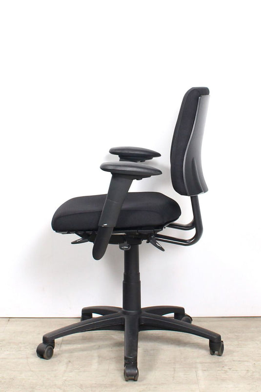 BMA Axia lage rug, nieuwe stof zwart 4D Armleggers - Re - Use24Bureaustoelen