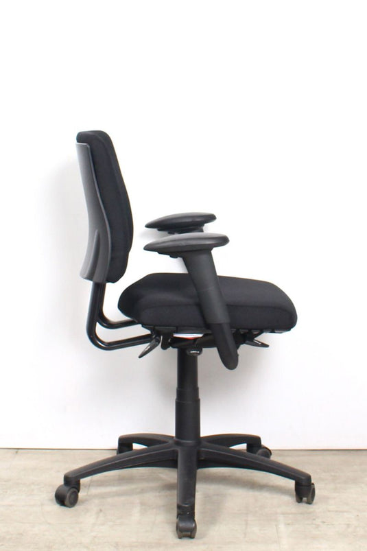 BMA Axia lage rug, nieuwe stof zwart 4D Armleggers - Re - Use24Bureaustoelen