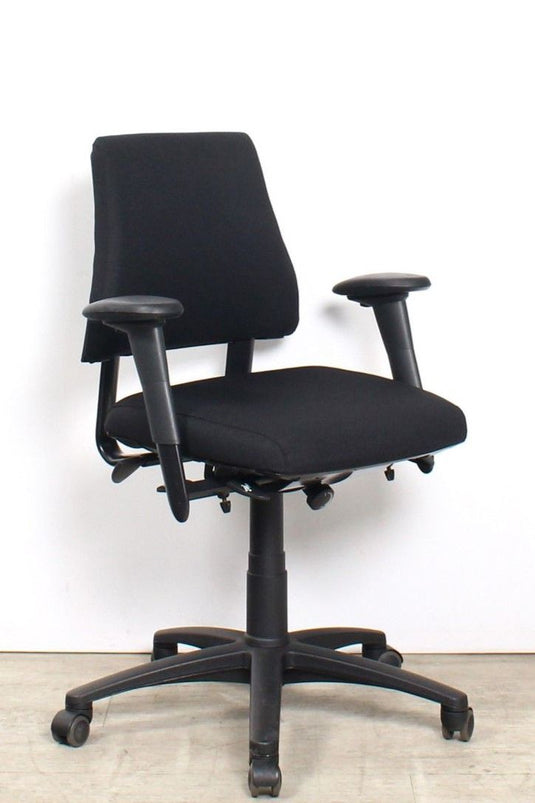 BMA Axia lage rug, nieuwe stof zwart 4D Armleggers - Re - Use24Bureaustoelen