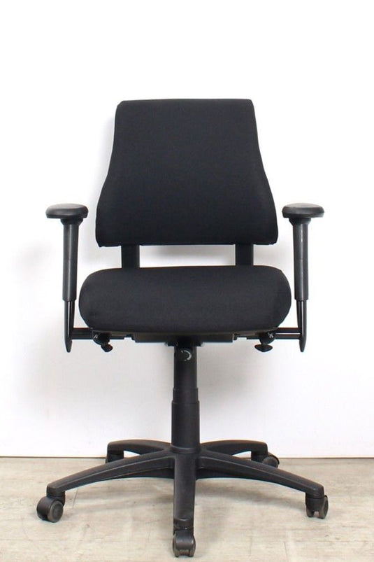 BMA Axia lage rug, nieuwe stof zwart 4D Armleggers - Re - Use24Bureaustoelen